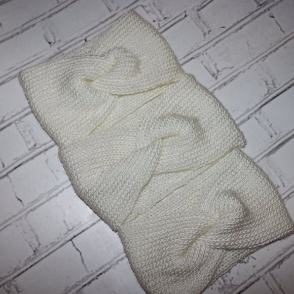 🤍 White Twisted Knit Headband – Handmade · One Size - Picture 2 of 5